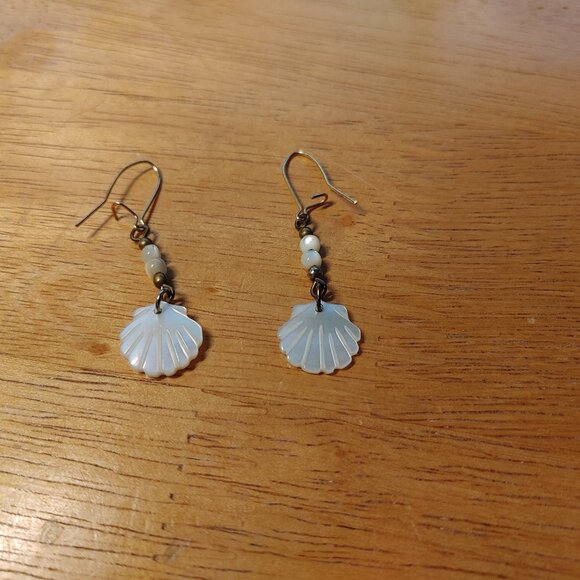 Vintage Mother of Pearl Seashell Dangle Earrings - Picture 1 of 6